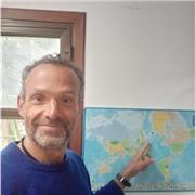 Hello! Soy Inglés, Inglés. De Inglaterra y de familia inglesa aunque vivo aqui en Galicia y hablo bien el español. Soy licenciado en literatura inglesa y tengo un título para enseñar el inglés como lengua extranjera. Soy profesor desde hace más de 20 años